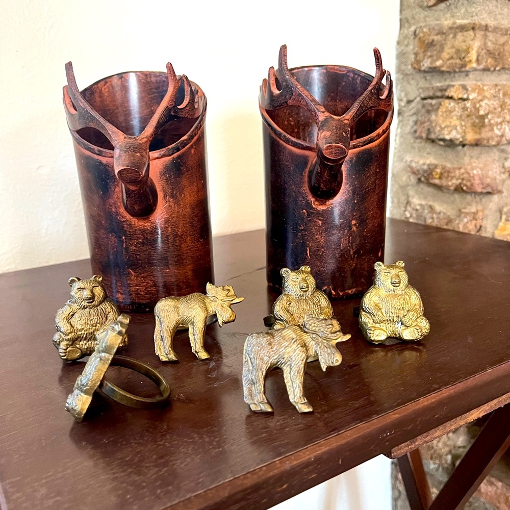 Napkin holders with napkins and rings.